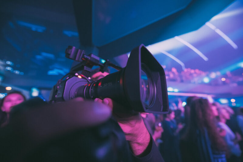 cameraman-records-crowded-concert-with-purple-ligh-2026-03-26-00-16-16-utc